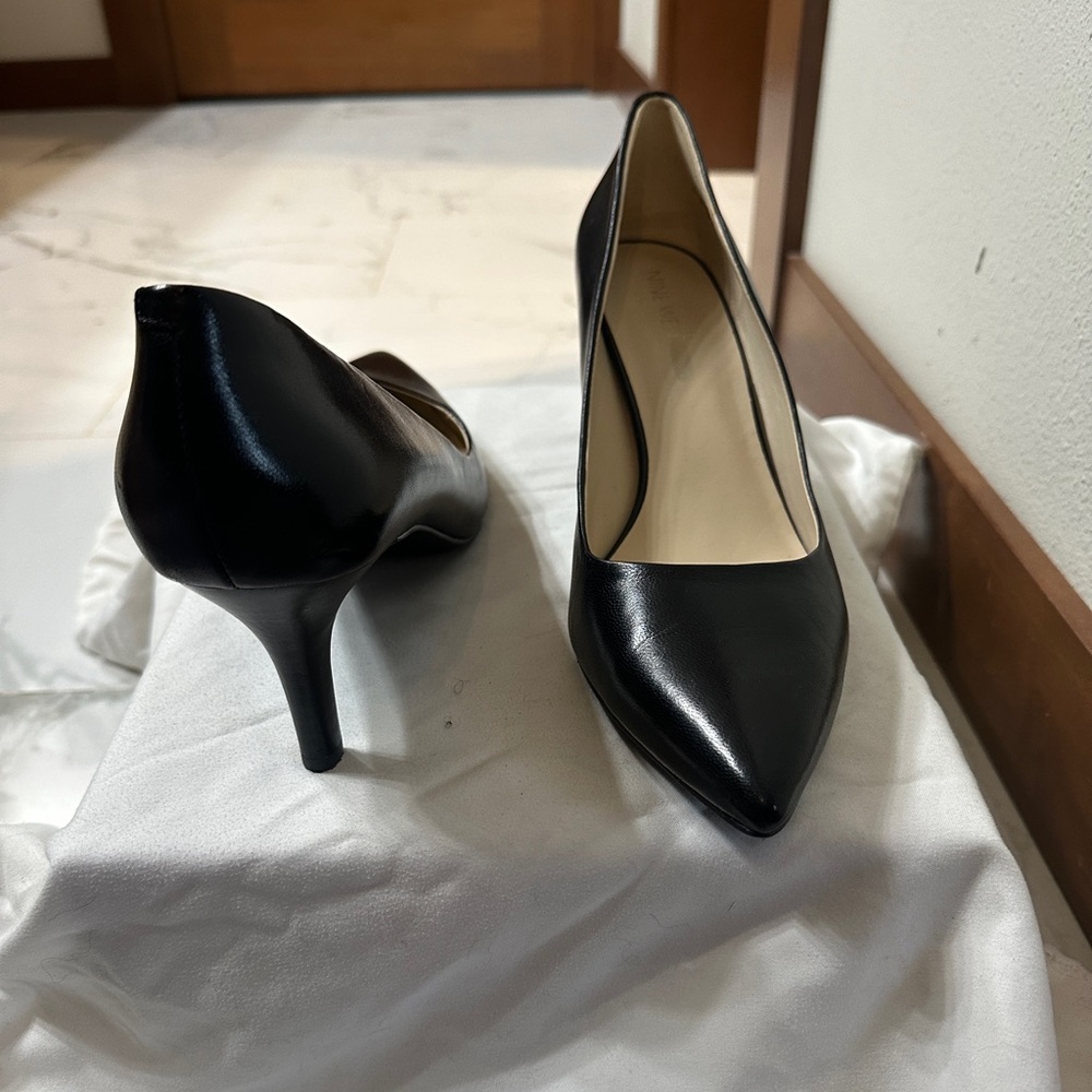 Nine West - Black Pump, size 9.5. Leather upper